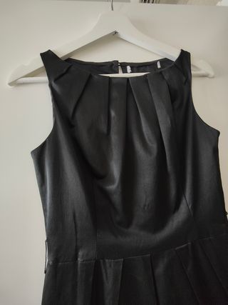 Vestido negro cuello redondo