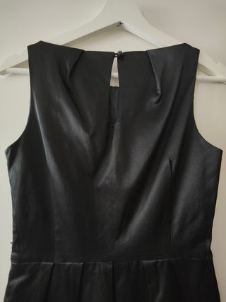 Vestido negro cuello redondo