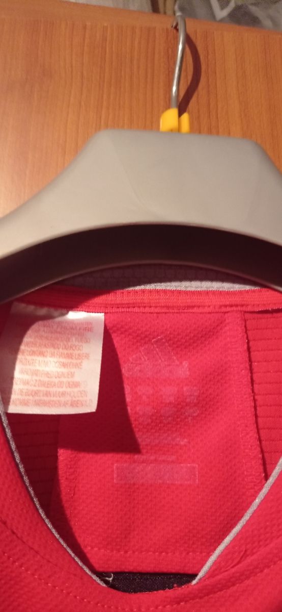 Camiseta Adidas roja sin mangas