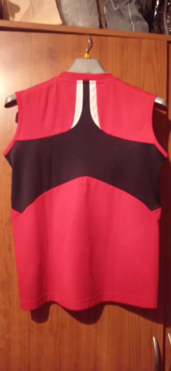 Camiseta Adidas roja sin mangas