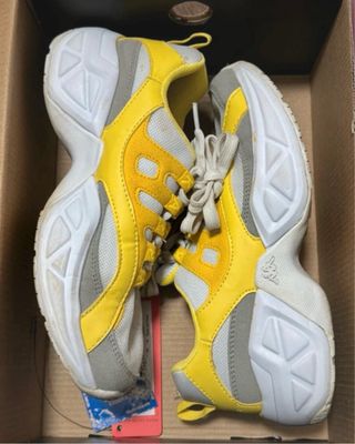 Zapatillas Kappa amarillas y grises