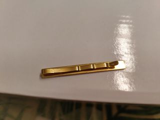 Sujeta corbatas dorado