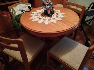 Mesa redonda + 4 sillas madera