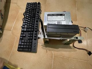 Lotto pc: tastiera, alimentatore, lettore DVD