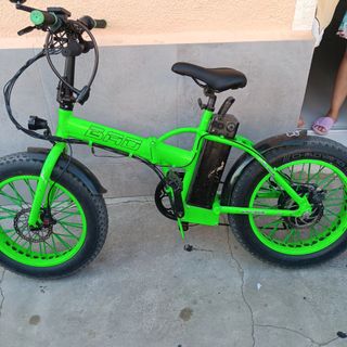 Bicicleta eléctrica verde