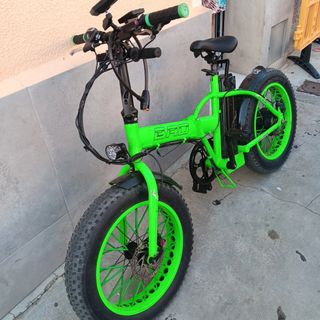 Bicicleta eléctrica verde