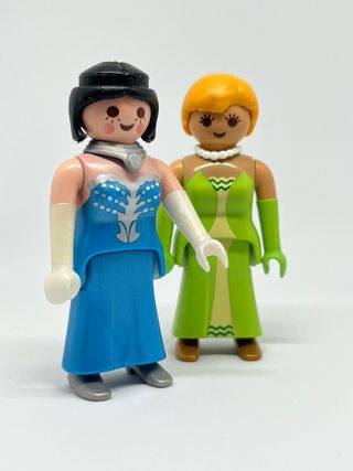 4 Princesas Playmobil: Vestidos y maletín rosa.