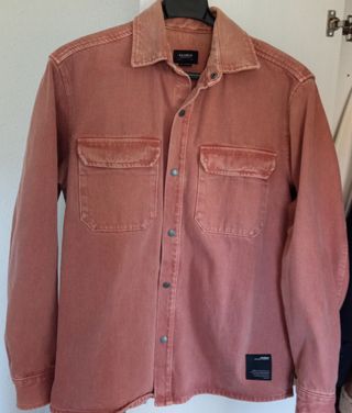 Camisas a cuadros, lisa y chaqueta(c)