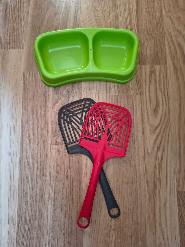 Comedero y palas para arena de gato