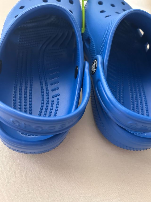 Crocs azules - talla 33-34 EU