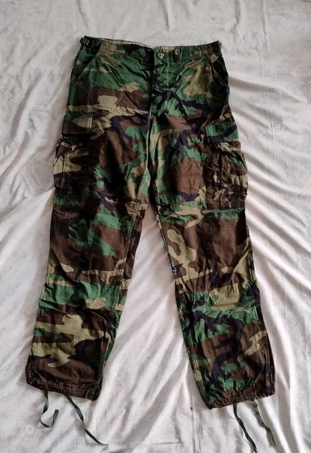 Pantaloni mimetici militari