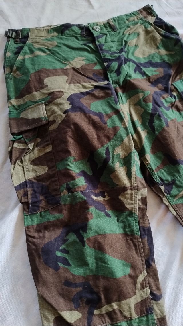 Pantaloni mimetici militari