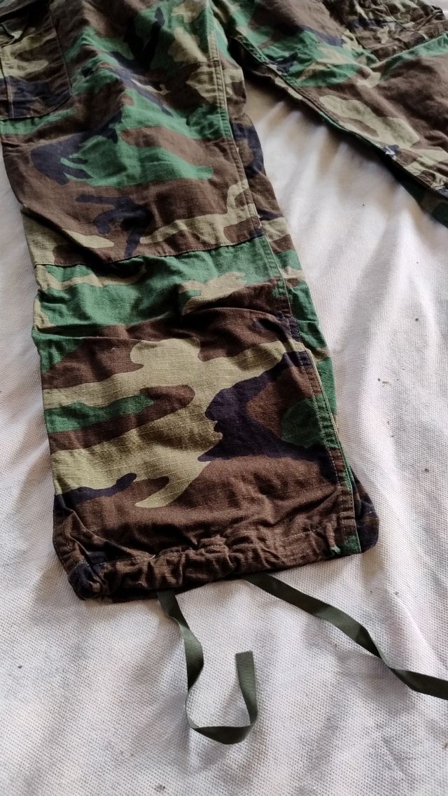 Pantaloni mimetici militari
