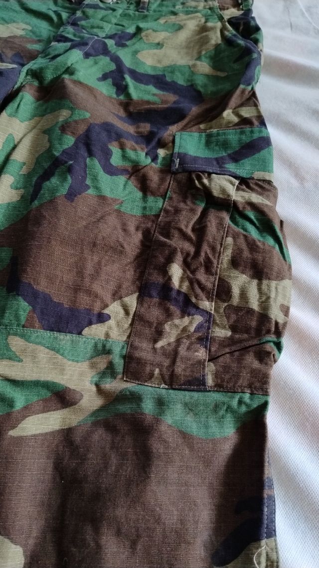 Pantaloni mimetici militari