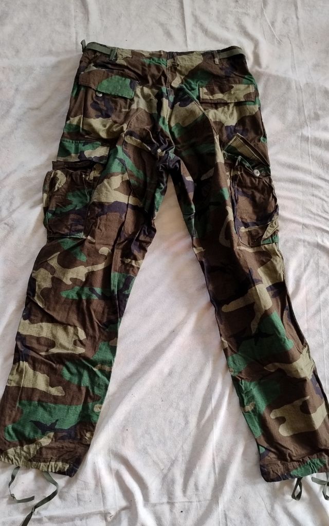 Pantaloni mimetici militari