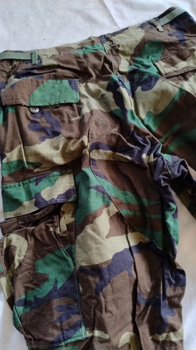 Pantaloni mimetici militari