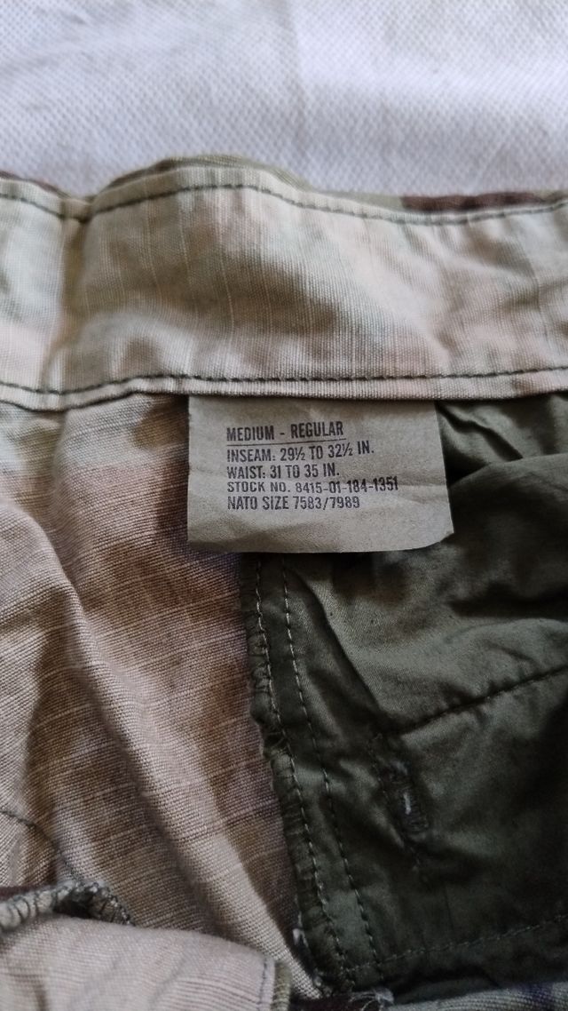 Pantaloni mimetici militari