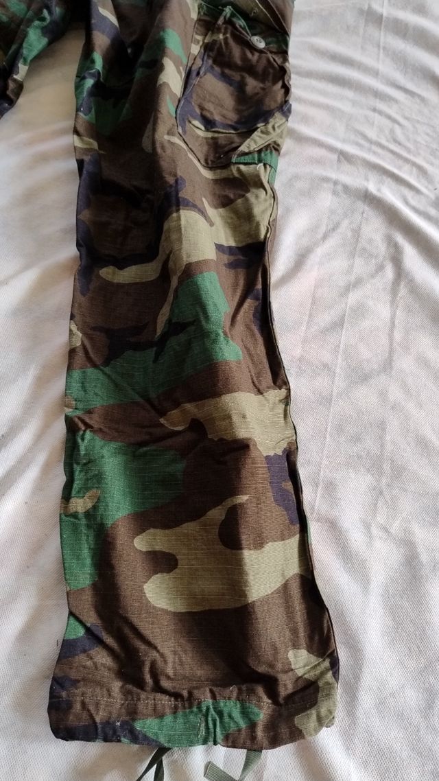 Pantaloni mimetici militari