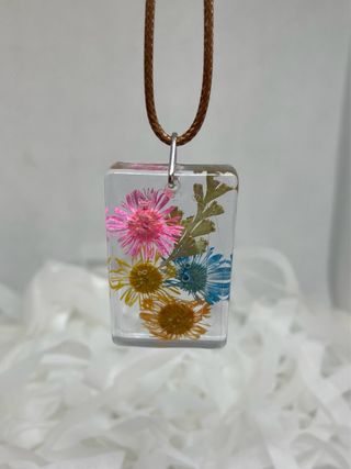 Collar artesanal resina flores naturales