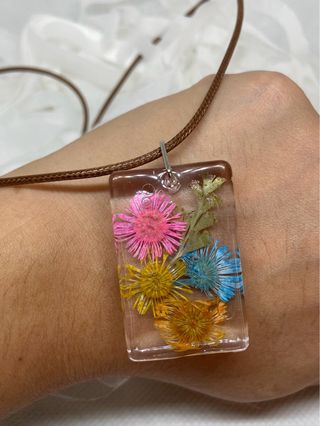 Collar artesanal resina flores naturales