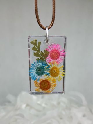 Collar artesanal resina flores naturales