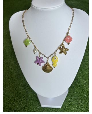 Collar con colgantes marinos