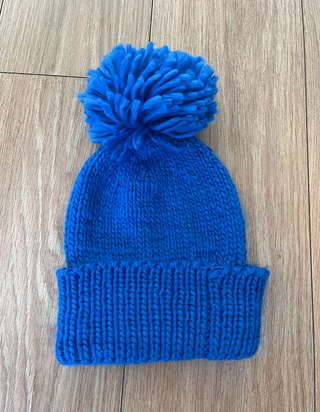 Gorro de invierno de lana azul con borla