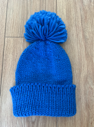 Gorro de invierno de lana azul con borla