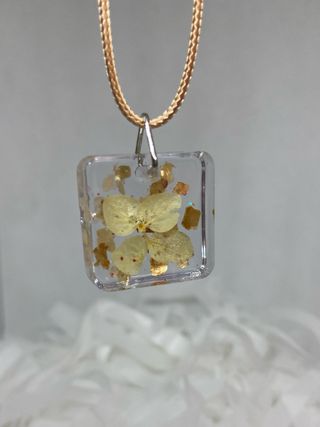Collar resina flor natural reversible hecho a mano