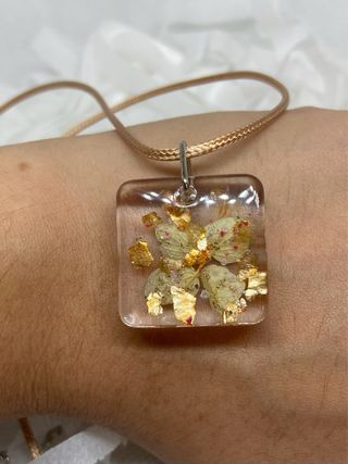 Collar resina flor natural reversible hecho a mano