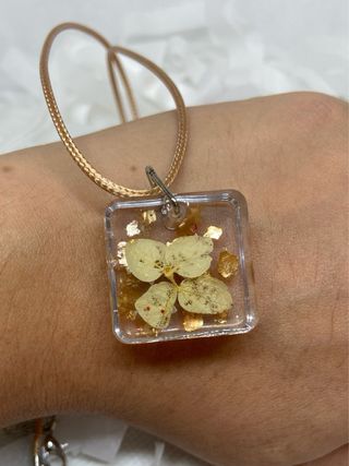 Collar resina flor natural reversible hecho a mano