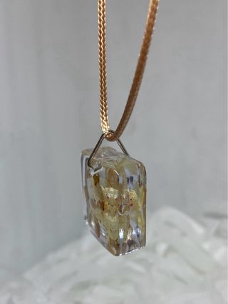 Collar resina flor natural reversible hecho a mano