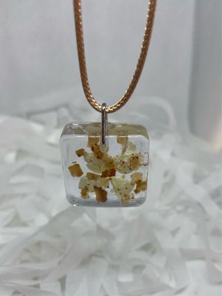 Collar resina flor natural reversible hecho a mano