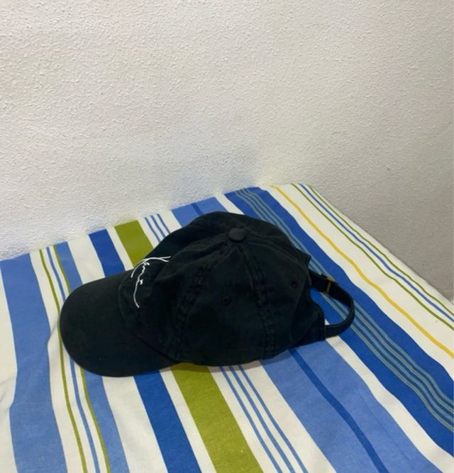 Gorra Karl Kani negra