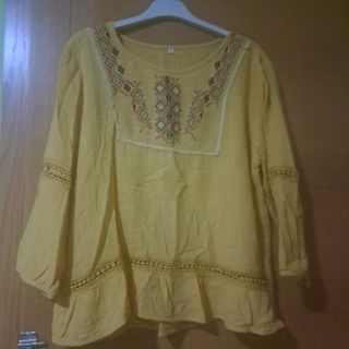 Blusa Amarilla lino tiene una manchita delante