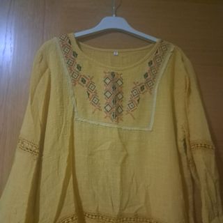 Blusa Amarilla lino tiene una manchita delante