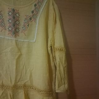 Blusa Amarilla lino tiene una manchita delante