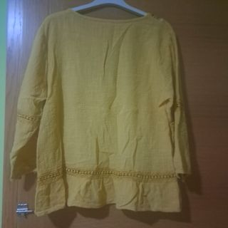 Blusa Amarilla lino tiene una manchita delante