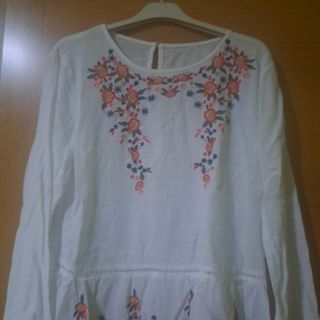 Blusa blanca bordada