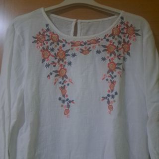 Blusa blanca bordada