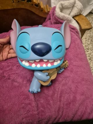 Funko Gigante Stitch con Ukelele