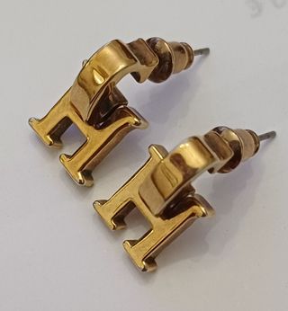Pendientes dorados con inicial H
