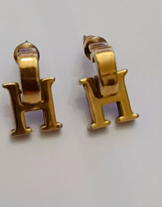 Pendientes dorados con inicial H