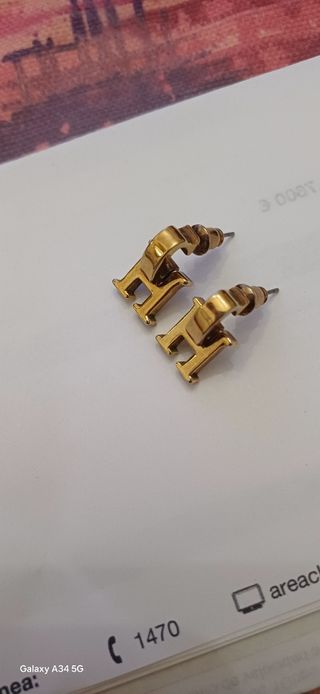 Pendientes dorados con inicial H