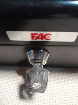 Caja fuerte FAC negra pequeña