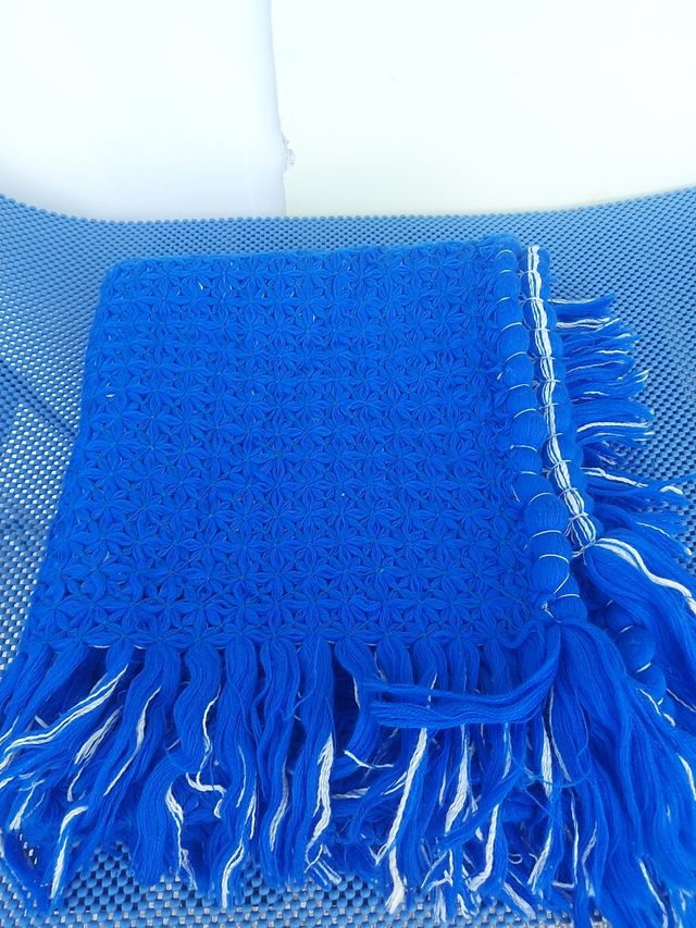 Coprispalle lavorato a maglia blu