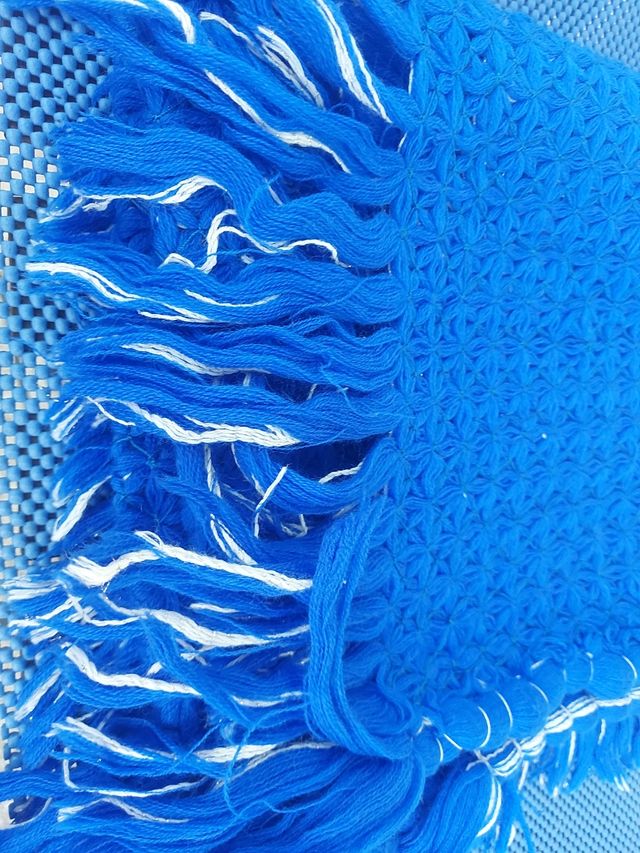 Coprispalle lavorato a maglia blu