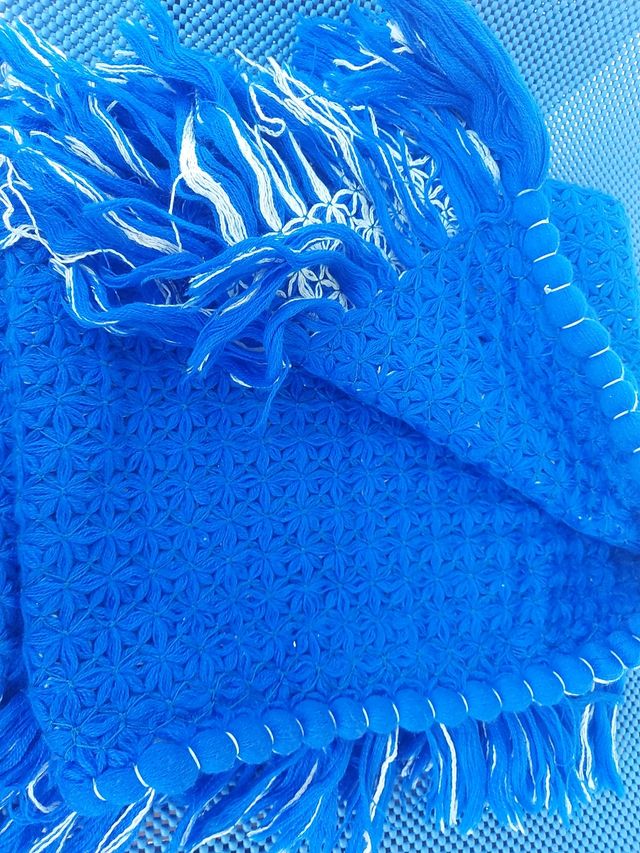 Coprispalle lavorato a maglia blu