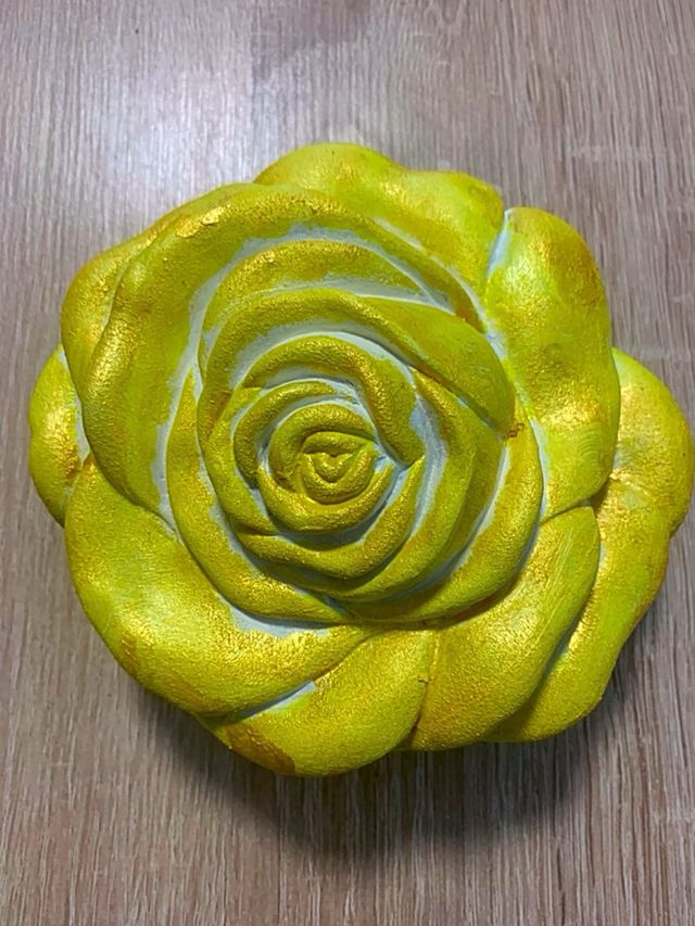 Rosa in cemento, gialla, dipinta a mano 