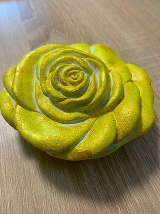 Rosa in cemento, gialla, dipinta a mano